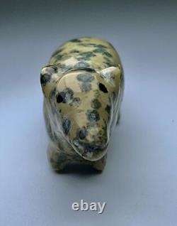 Fétiche en pierre sculpté de l'ours Zuni ancien par Leekya Deyuse (d.) Amérindien