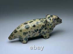 Fétiche en pierre sculpté de l'ours Zuni ancien par Leekya Deyuse (d.) Amérindien