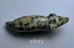 Fétiche en pierre sculpté de l'ours Zuni ancien par Leekya Deyuse (d.) Amérindien