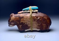 Fétiche en pierre sculpté en forme d'ours Zuni rarissime du 19ème siècle, 3,43 pouces de long