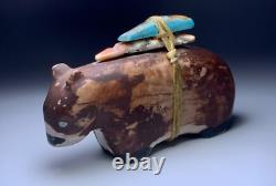 Fétiche en pierre sculpté en forme d'ours Zuni rarissime du 19ème siècle, 3,43 pouces de long