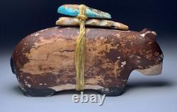 Fétiche en pierre sculpté en forme d'ours Zuni rarissime du 19ème siècle, 3,43 pouces de long