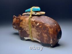 Fétiche en pierre sculpté en forme d'ours Zuni rarissime du 19ème siècle, 3,43 pouces de long