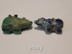 Fétiches d'ours en pierre sculptée par les autochtones Zuni tôt, miniatures 1.25 Lot de 2 Rares