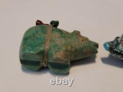 Fétiches d'ours en pierre sculptée par les autochtones Zuni tôt, miniatures 1.25 Lot de 2 Rares