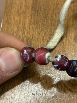 Fil de perles anciennes amérindiennes en verre pony avec des rouges centrés en blanc PERLES ANCIENNES