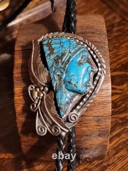 GRAND Bolo Tie en Argent Sterling avec Turquoise Sculptée de Chef Indien Francisco Gomez GRAND Bolo Tie en Argent Sterling avec Turquoise Sculptée de Chef Indien Francisco Gomez