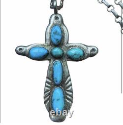 Grand pendentif croix vintage en turquoise Horace Iule Zuni sur une chaîne de collier ancienne.