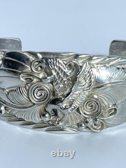 Gros bracelet jonc en argent sterling avec aigle Navajo Allen Chee, fin 20e début 21e siècle