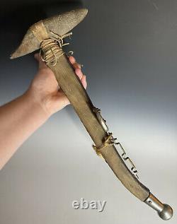 Hameaux Antiques De Cheval Américain Avec L'arme De Tête De Hache De Pierre Amérindienne