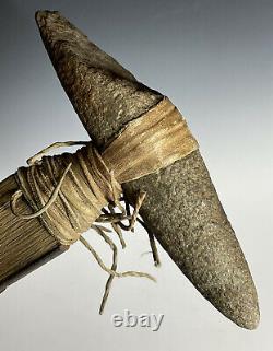 Hameaux Antiques De Cheval Américain Avec L'arme De Tête De Hache De Pierre Amérindienne