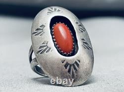 Important Bague en Argent Sterling Coral de Raymond Yazzie avec Marque Précoce