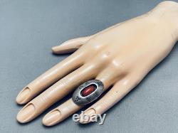 Important Bague en Argent Sterling Coral de Raymond Yazzie avec Marque Précoce