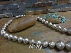 Incroyable! Superbe collier de perles de banc graduées en argent sterling des premiers Navajos, ancienne propriété indigène.