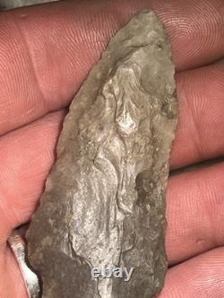 Jolie Pointe de Flèche du Texas Avec Symbolisme du Corbeau Superposée à la Mémoire/Sagesse Ancestrale