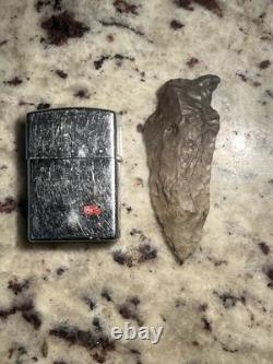 Jolie Pointe de Flèche du Texas Avec Symbolisme du Corbeau Superposée à la Mémoire/Sagesse Ancestrale