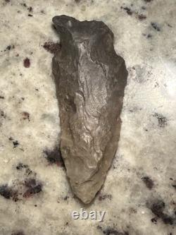 Jolie Pointe de Flèche du Texas Avec Symbolisme du Corbeau Superposée à la Mémoire/Sagesse Ancestrale