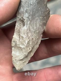 Jolie Pointe de Flèche du Texas Avec Symbolisme du Corbeau Superposée à la Mémoire/Sagesse Ancestrale