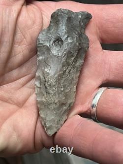 Jolie Pointe de Flèche du Texas Avec Symbolisme du Corbeau Superposée à la Mémoire/Sagesse Ancestrale