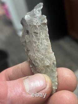 Jolie Pointe de Flèche du Texas Avec Symbolisme du Corbeau Superposée à la Mémoire/Sagesse Ancestrale