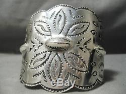 L'un Des Meilleurs Early Vintage Navajo Coin Argent Repoussed Bracelet Manchette