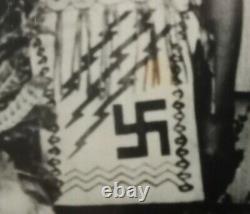 Les Enfants De L'école De Photos D'origine 1920 Habillés En Amérindiens Swastika Précoce