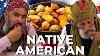 Les Gens Tribaux Essaient La Nourriture Amérindienne Pour La Première Fois