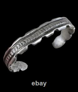 Lingot d'argent antique, bracelet en argent Navajo avec bord festonné et travail de poinçon, taille 7