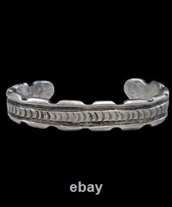 Lingot d'argent antique, bracelet en argent Navajo avec bord festonné et travail de poinçon, taille 7