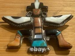 Meilleure broche Zuni Early Knifewing en mosaïque incrustée de turquoise naturelle et de coquillages, milieu du siècle Y