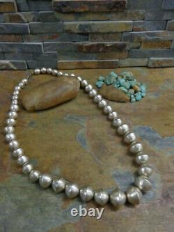 OMG ! Incroyable Collier de perles de banc Navajo en argent sterling ancien et gradué, de la période Native Old Pawn.