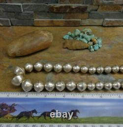 Omg ! Incroyable Collier Navajo en perles de banc en argent sterling ancien gradué de grande qualité, provenant des anciennes possessions indigènes.