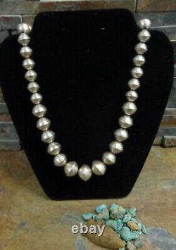 Omg ! Incroyable Collier Navajo en perles de banc en argent sterling ancien gradué de grande qualité, provenant des anciennes possessions indigènes.