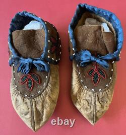 Paire de mocassins en perles pour enfant d'Amérindien Assiniboine de la fin du XIXe début du XXe siècle.