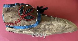 Paire de mocassins en perles pour enfant d'Amérindien Assiniboine de la fin du XIXe début du XXe siècle.