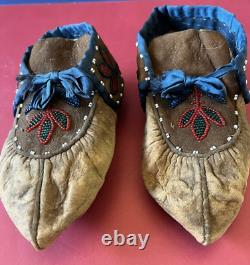 Paire de mocassins en perles pour enfant d'Amérindien Assiniboine de la fin du XIXe début du XXe siècle.