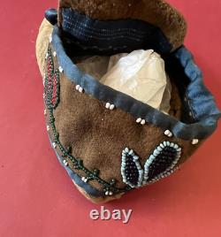 Paire de mocassins en perles pour enfant d'Amérindien Assiniboine de la fin du XIXe début du XXe siècle.