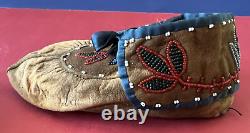 Paire de mocassins en perles pour enfant d'Amérindien Assiniboine de la fin du XIXe début du XXe siècle.