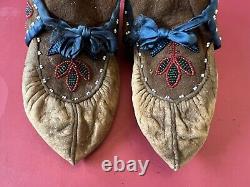 Paire de mocassins en perles pour enfant d'Amérindien Assiniboine de la fin du XIXe début du XXe siècle.