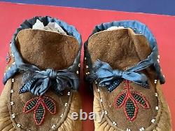 Paire de mocassins en perles pour enfant d'Amérindien Assiniboine de la fin du XIXe début du XXe siècle.