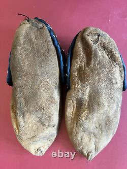 Paire de mocassins en perles pour enfant d'Amérindien Assiniboine de la fin du XIXe début du XXe siècle.