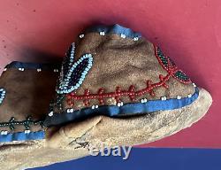 Paire de mocassins en perles pour enfant d'Amérindien Assiniboine de la fin du XIXe début du XXe siècle.