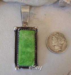 Pendentif Vintage Zuni DAN NIETO en argent sterling, en gazpétite vert pomme, signé