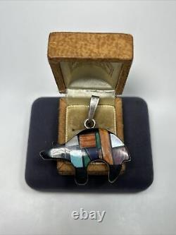 Pendentif en argent sterling Early Larry Moses Yazzie Navajo avec incrustations multicolores en forme d'ours