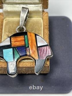 Pendentif en argent sterling Early Larry Moses Yazzie Navajo avec incrustations multicolores en forme d'ours