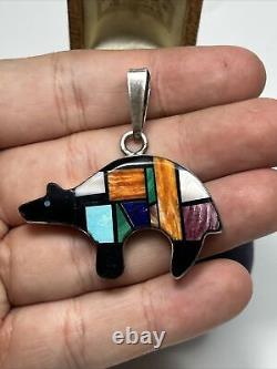 Pendentif en argent sterling Early Larry Moses Yazzie Navajo avec incrustations multicolores en forme d'ours