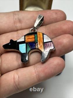 Pendentif en argent sterling Early Larry Moses Yazzie Navajo avec incrustations multicolores en forme d'ours