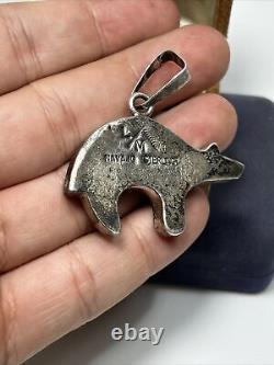 Pendentif en argent sterling Early Larry Moses Yazzie Navajo avec incrustations multicolores en forme d'ours