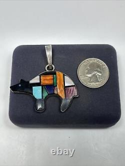 Pendentif en argent sterling Early Larry Moses Yazzie Navajo avec incrustations multicolores en forme d'ours