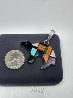 Pendentif en argent sterling Early Larry Moses Yazzie Navajo avec incrustations multicolores en forme d'ours